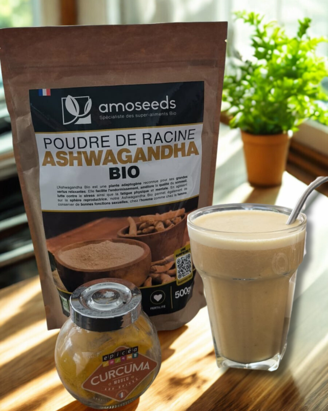 Verre de smoothie crémeux au curcuma et à l'ashwagandha bio Amoseeds, posé sur une table en bois en lumière naturelle
