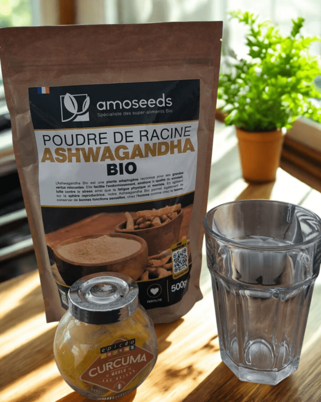 verre vide et paquet d'ashwaghanda posé à côté d'un golden milk shake au curcuma, boisson ayurvédique anti-inflammatoire et énergisante