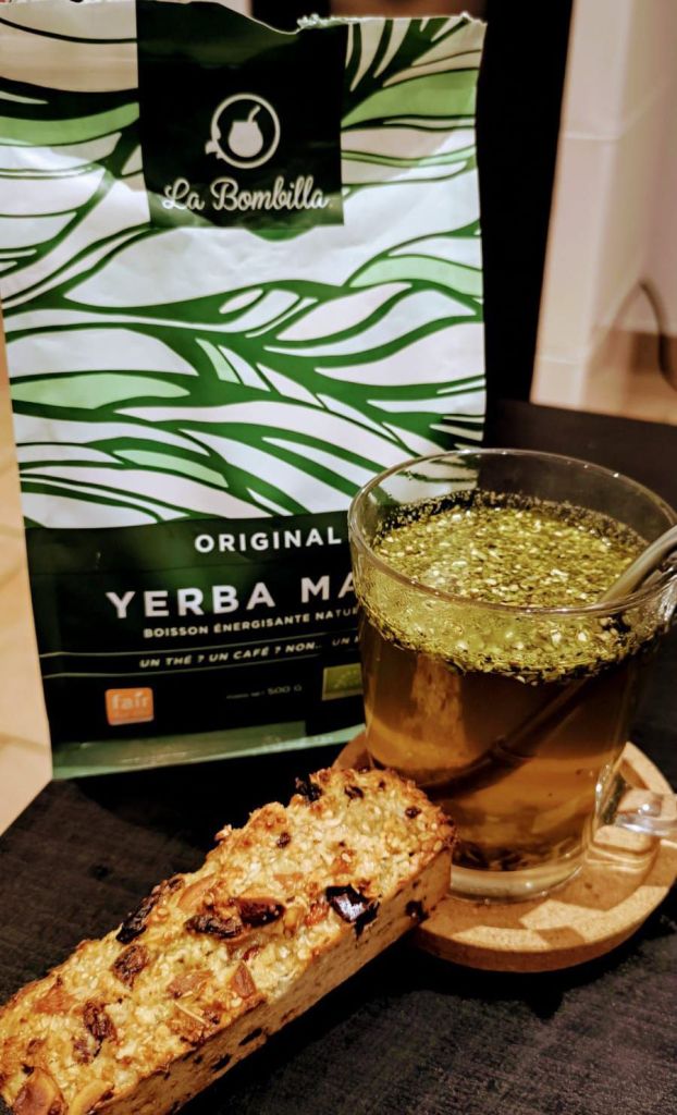 Mug de maté La bombilla avec bombilla inox et barre protéinée maison _ routine naturelle après 40 ans