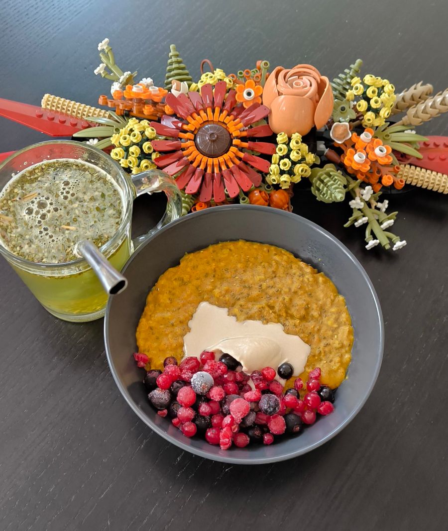 Bol de porridge anti-inflammatoire riche en protéines, recette saine pour femmes ménopausées, alimentation anti-inflammatoire