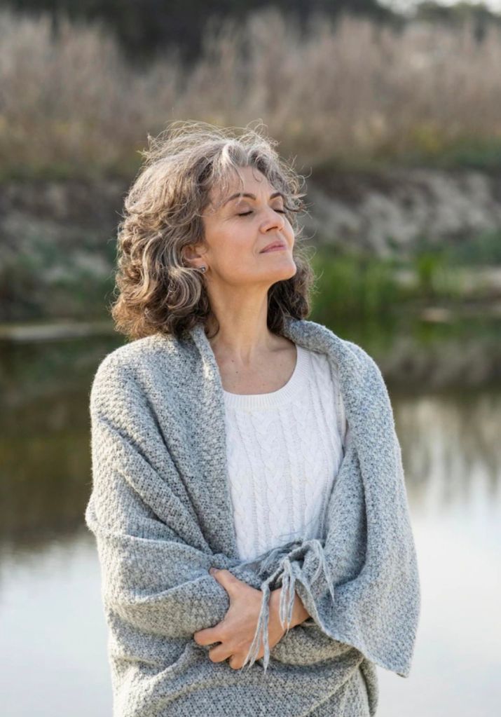 Femme de plus de 40 ans détendue après une séance de course à pied, bien-être et réduction du stress à la ménopause