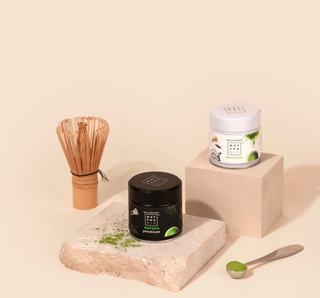 Coffret matcha premium de Matcha & Co avec fouet en bambou, cuillère doseuse et poudre de matcha bio, idéal pour préparer un matcha matte maison riche en antioxydants