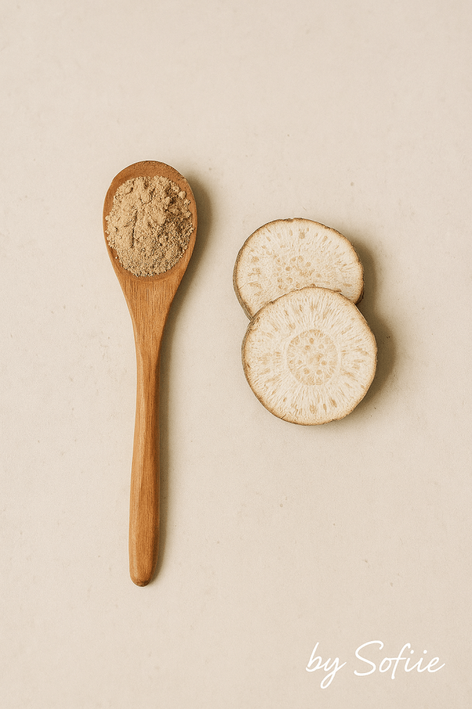 Racine de Kudzu en poudre et en morceaux dans une cuillère en bois. Complément naturel contre les bouffées de chaleur_ By Sofiie