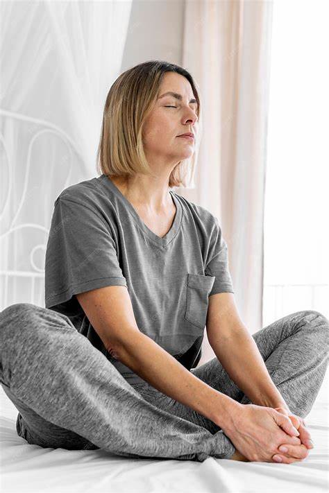 femme pratiquant le respiration consciente pour calmer le mental et retrouver le sommeil pendant la ménopause