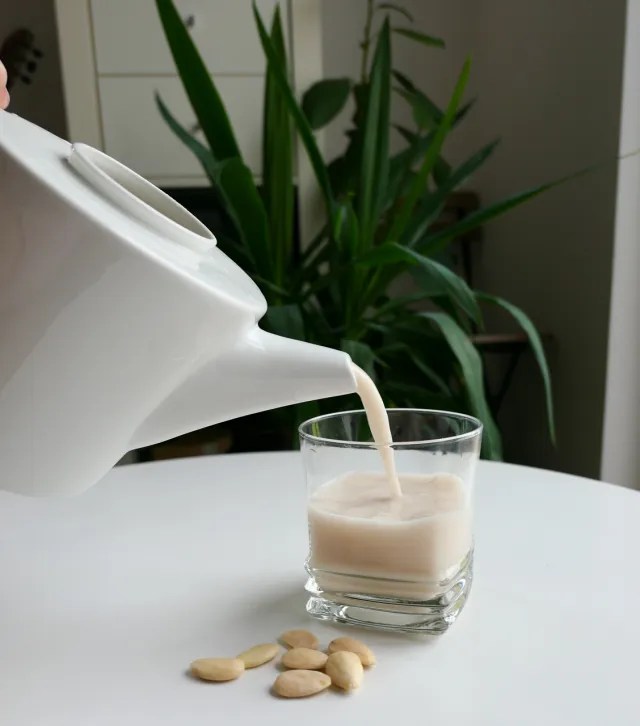 lait d'amande chaud à la vanille . Boisson douce pour le soir pour femmes en ménopause