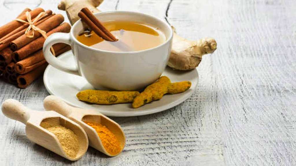 Tisane maison aux épices avec curcuma, cannelle et gingembre pour mieux dormir pendant la ménopause