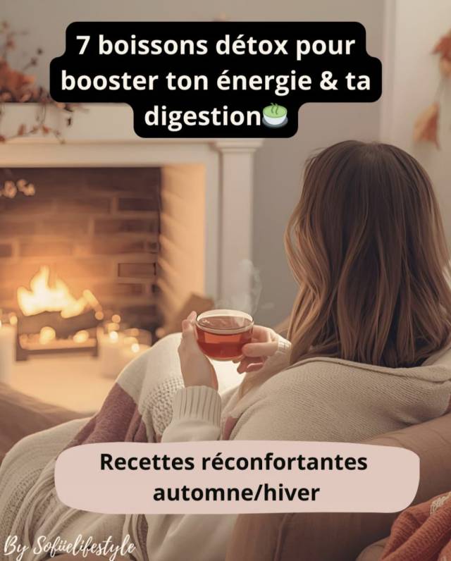 Femme devant sa cheminée, installée dans son canapé tenant une tasse de boisson chaude détox avec citron, gingembre & curcuma_ Recette naturelle pour drainer, dégonfler et se réchauffer à la ménopause