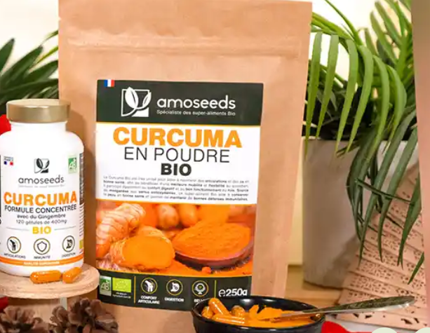 Produits amoseeds à bas de curcuma bio en poudre et en gélules, posés sur une table en bois, en lumière naturelle