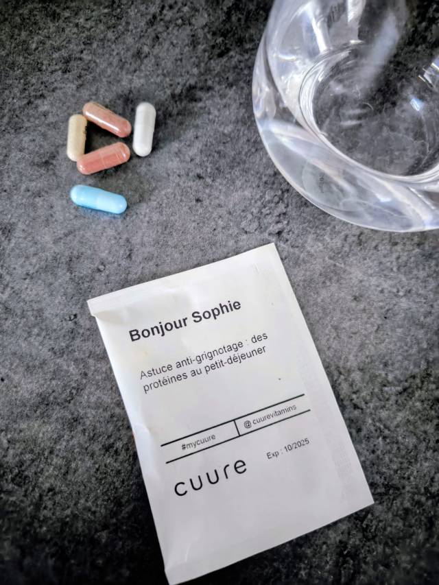 Sachet Cuure avec gélules et verre d'eau, compléments alimentaires personnalisés bien-être