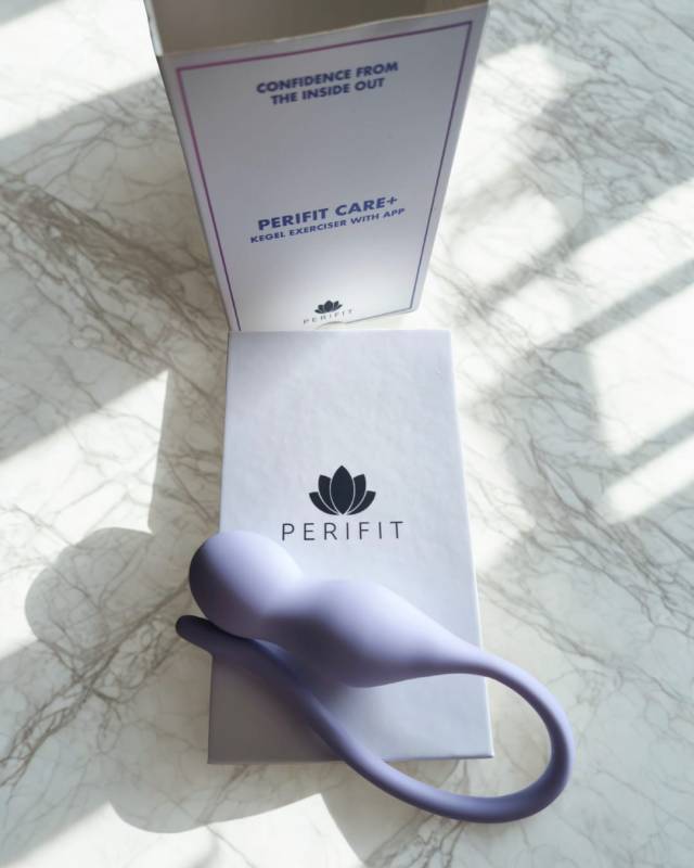 Dispositif Périfit care+ violet avec sa boîte, accessoire connecté pour exercices du périnée 
